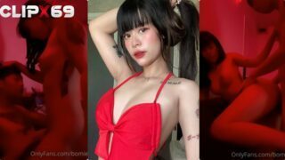 คลิปหลุดน้องโบนัส Onlyfans bomie คอนเทนต์ห้องเชือดไฟสีแดงสลัวๆ ขึ้นขย่มเย็ดคาโซฟาร่อนเอวขึ้นขย่มเน้นๆรัวๆ โดนจับพลิกเย็ดหีซอยๆรัวแล้วปล่อยแตกในฟินๆ