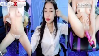 คลิปหลุดไลฟ์สด นักศึกษาสาวรับงานไลฟ์สดยั่วเย็ด คาชุดมาเลยยั่วเย็ดสุดๆ ถอดทีละชิ้นหุ่นโครตดีนมพอดีมือเลย หีขนอุยๆอูมๆใส่จีตริงยั่วเย็ดซะด้วย จกหีเขี่ยหีรัวๆขยี้เม็ดแตดจนน้ำแฉะหีเปียกหมดเลย